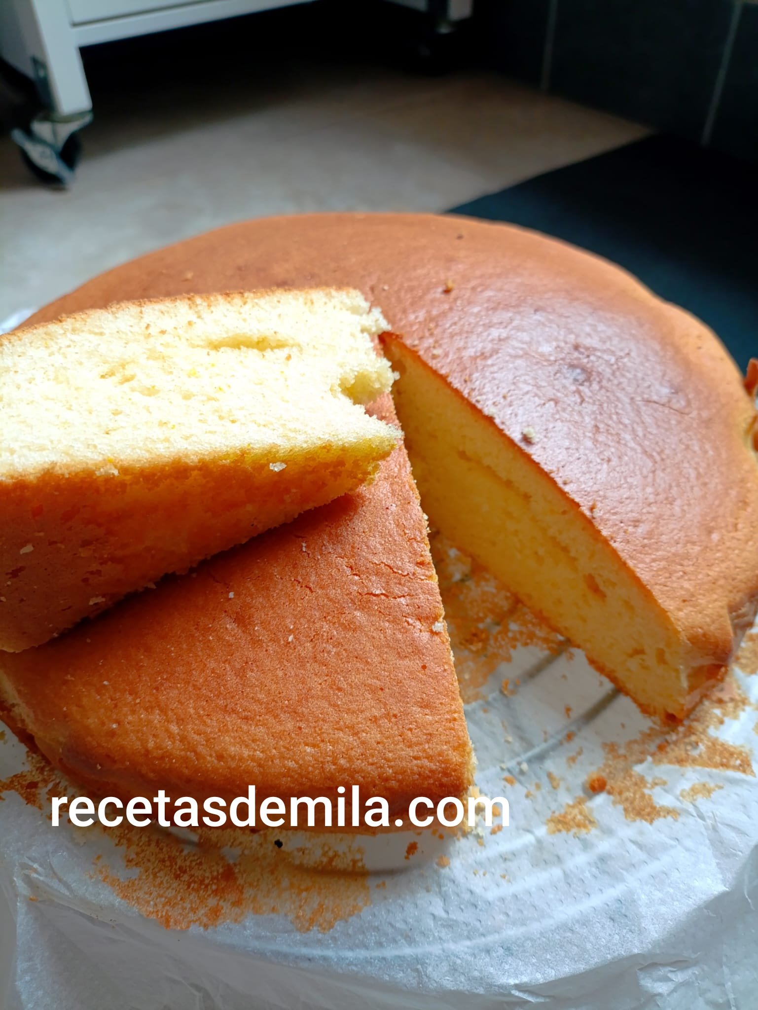 Descubre cómo preparar el bizcocho de yogur el de toda la vida con un toque de coco. Receta fácil, económica y muy esponjosa