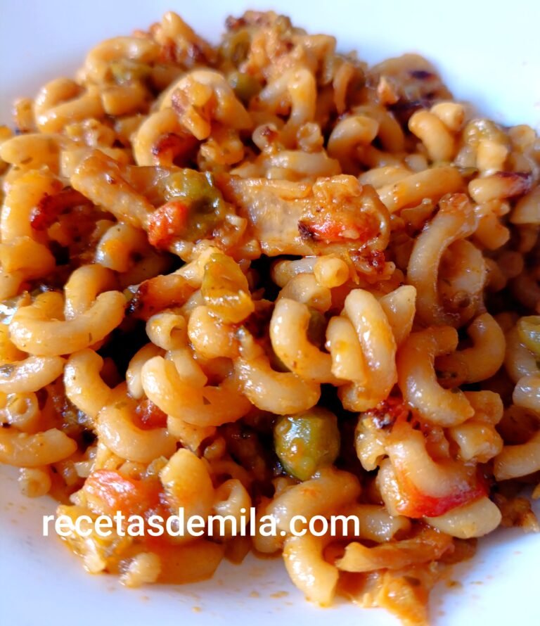 Esta fideuá es un viaje directo al Mediterráneo, un plato que siempre triunfa y que, aunque parezca sofisticado, es de lo más agradecido