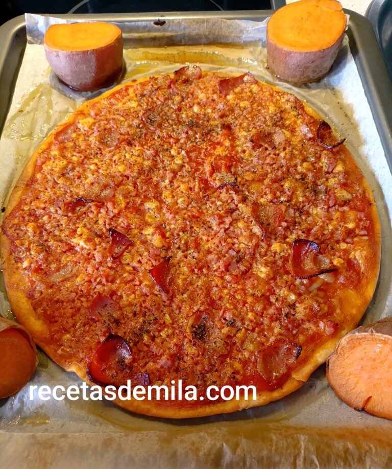 Prepara una deliciosa pizza casera de queso y jamón York con un toque dulce de boniato. Receta fácil, económica y perfecta para toda la familia